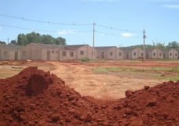 Programa “Arrumando a Casa” entrega duas casas reformadas em